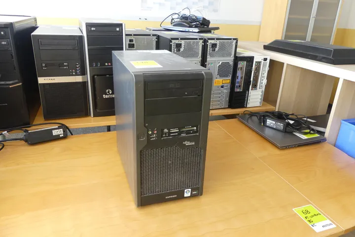 Fujitsu Siemens - Esprimo P2430 Modell: MI3W-D2730